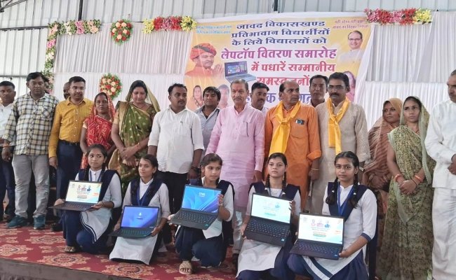आज जावद बदल रहा है, दुनिया का मार्गदर्शक बन रहा है-मंत्री श्री सखलेचा,मंत्री श्री सखलेचा द्वारा रतनगढ़ में 282 छात्र-छात्राओं को लैपटॉप वितरित